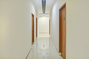 Holiday Home Facilities and Services - Modern suite Retreat W/ Free WiFi and Parking (Makassar)
