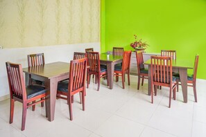 Holiday Home Facilities and Services - Modern suite Retreat W/ Free WiFi and Parking (Makassar)