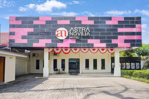 Exterior - Modern suite Retreat W/ Free WiFi and Parking (Makassar)