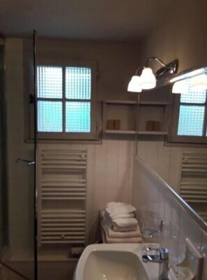 Bathroom - Vrbo Property (Champagné-Saint-Hilaire)