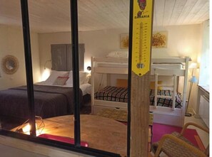 Room - Vrbo Property (Champagné-Saint-Hilaire)