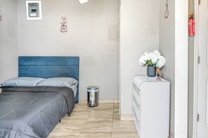 Room - Private Patio & Yard: East Orlando Extended Stay (Orlando)