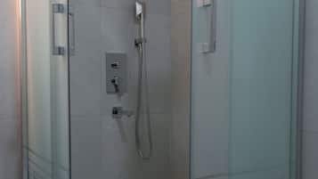 Quarto casal clássico de uso individual, sacada, vista para a cidade | Banheiro