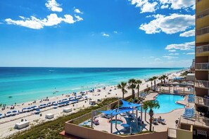 Un resort con piscina, playa y vista al océano.