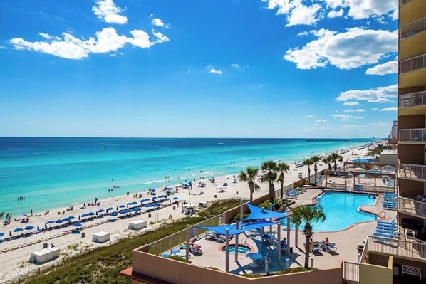 Ein Resort mit Pool, Strand und Meerblick.