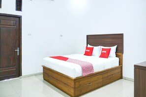 1 bedroom, desk