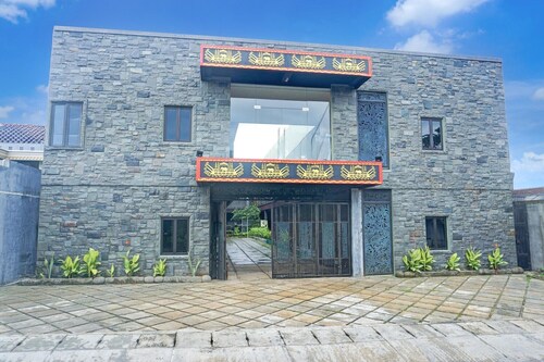 Luxury Twin Stay with Free WiFi and Parking