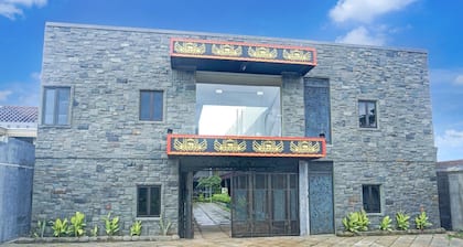Luxury Twin Stay with Free WiFi and Parking
