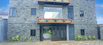 Luxury Twin Stay with Free WiFi and Parking
