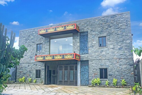 Luxury Twin Stay with Free WiFi and Parking