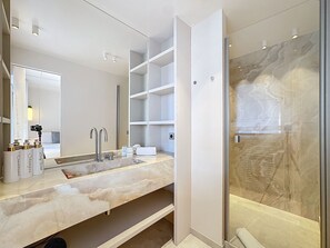 Bathroom - Vrbo Property (Deauville)