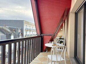 Outdoor dining - Vrbo Property (Deauville)