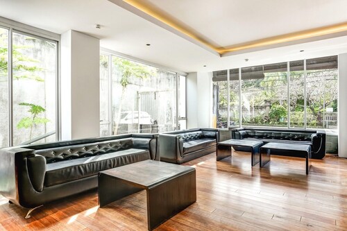 Stylish DBL Suite Escape W/ Free WiFi and Parking