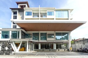 Exterior - Stylish DBL Suite Escape W/ Free WiFi and Parking (Bali)