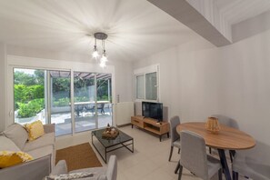 TV - Althea Suites 3 by Rentals Pro - Nea Moudania Halkidiki (Nea Moudania)
