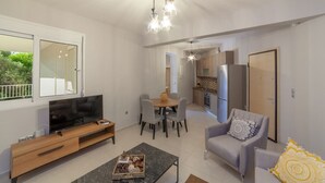 A modern apartment with a living room, dining area, kitchen, and balcony. - Althea Suites 3 by Rentals Pro - Nea Moudania Halkidiki (Nea Moudania)