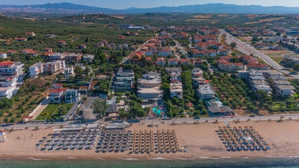 An aerial view of a coastal town with a beach, villas, and a road. - Althea Suites 3 by Rentals Pro - Nea Moudania Halkidiki (Nea Moudania)