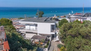 A modern building with a flat roof, multiple balconies, and a view of the sea. - Althea Suites 3 by Rentals Pro - Nea Moudania Halkidiki (Nea Moudania)
