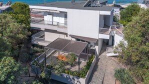 A modern multi-story building with balconies, a rooftop terrace, and a view of the sea. - Althea Suites 3 by Rentals Pro - Nea Moudania Halkidiki (Nea Moudania)
