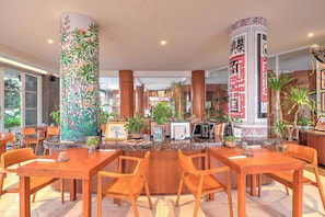 Dining - Luxury Double Suite with Pool and Parking (Bali)