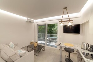 TV - Althea Suites 2 by Rentals Pro - Nea Moudania Halkidiki (Nea Moudania)