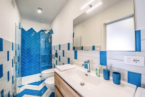 Dusche, Haartrockner, Bidet, Handtücher