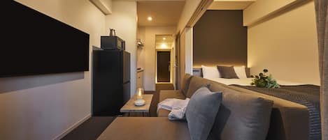 Habitación doble | Área de sala de estar | Televisión de pantalla plana