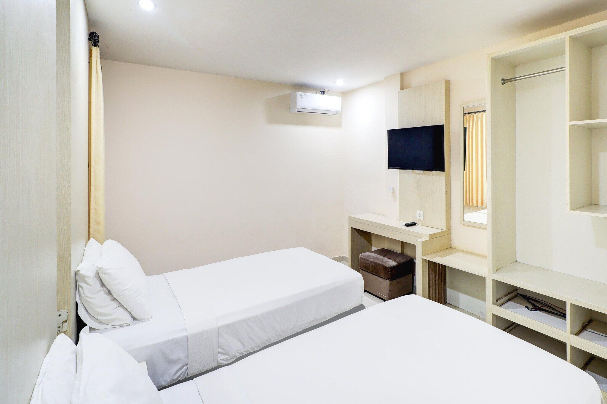 1 camera, una scrivania, lenzuola