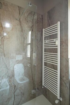Appartement, balcon | Salle de bain | Articles de toilette gratuits, sèche-cheveux, bidet, serviettes fournies