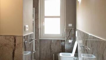 Articles de toilette gratuits, sèche-cheveux, bidet, serviettes fournies