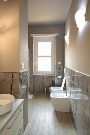 Articles de tocador gratuïts, assecador de cabells, bidet i tovalloles 