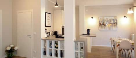 Appartement, balcon | Cuisine privée | Réfrigérateur, micro-ondes, four, plaque de cuisson