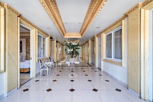 Stylish Twin Stay with Free WiFi Parking and Pool