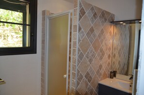 Shower, towels - Charming mini-villa in Corsican village, with terrace-garden - sleeps 3 (San-Gavino-di-Carbini)
