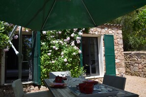Outdoor dining - Charming mini-villa in Corsican village, with terrace-garden - sleeps 3 (San-Gavino-di-Carbini)
