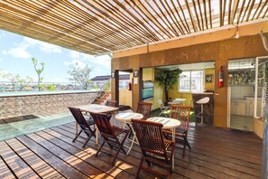 Outdoor dining - Modern Twin Suite Stay W/ Free WiFi and Pool (Bali)