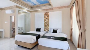 Une chambre d’hôtel avec deux lits, une salle de bain et un plafond décoré de motifs nuageux.