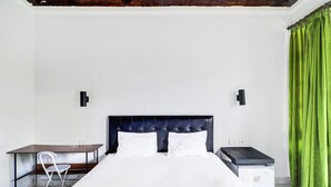 Escritorio, wifi gratis y ropa de cama 