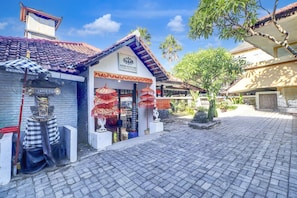 Outdoor dining - Budget Friendly Male Dorm Stay with Free WiFi (Bali)