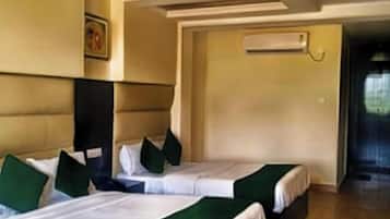 Family Room, City View | Desk, free WiFi