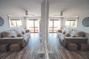 TV - Baylight Retreat Apartment (El Puerto de Santa María)