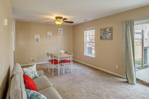 Living area - Great for Military Families! Quiet Columbia Home (Columbia)