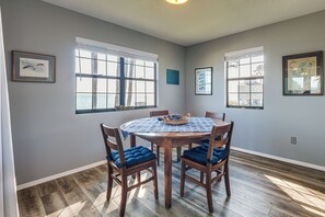 Dining - Gwynn's Island Gem | Private Beach & Bay Views (Hudgins)