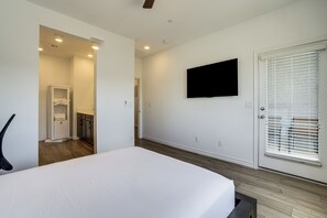 Room - 5 Mi to Water Street District! Modern Townhome (Henderson)