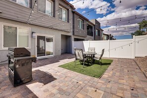 Outdoor dining - 5 Mi to Water Street District! Modern Townhome (Henderson)