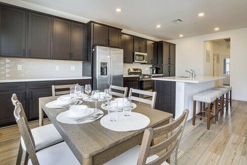 Modern Henderson Townhome w/ Shared Backyard!