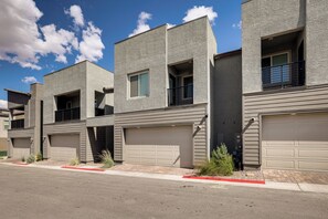 Exterior - 5 Mi to Water Street District! Modern Townhome (Henderson)
