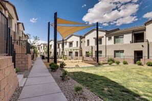 Children’s area - 5 Mi to Water Street District! Modern Townhome (Henderson)