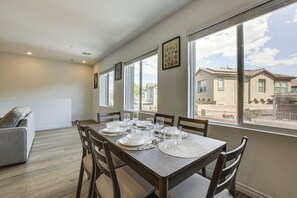 Dining - 5 Mi to Water Street District! Modern Townhome (Henderson)