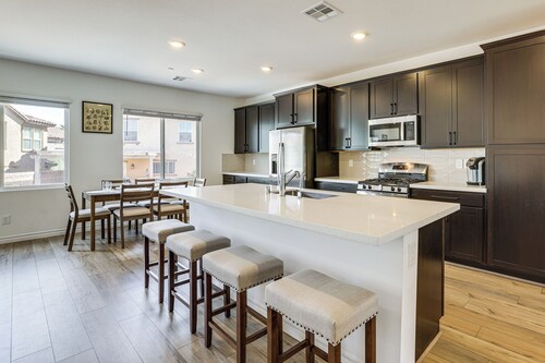 Modern Henderson Townhome w/ Shared Backyard!